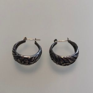Silver flower motif hoop earring